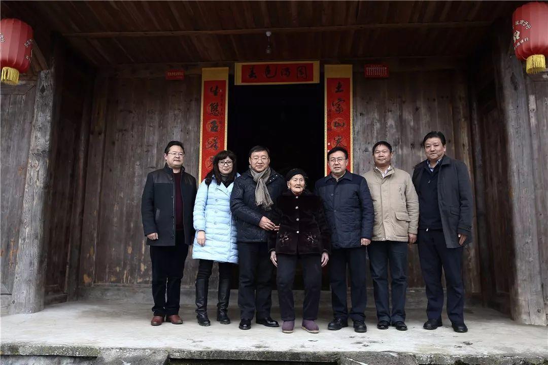 中宣部、中央文明办看望慰问全国道德模范罗长姐