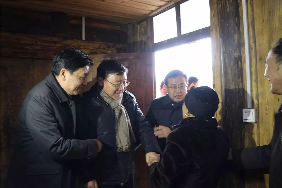 中宣部、中央文明办看望慰问全国道德模范罗长姐