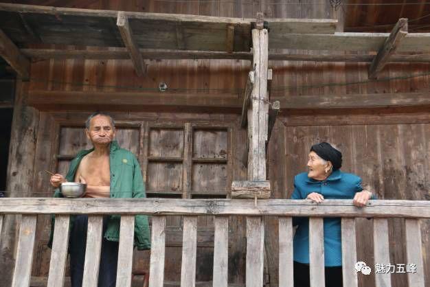 中宣部、中央文明办看望慰问全国道德模范罗长姐