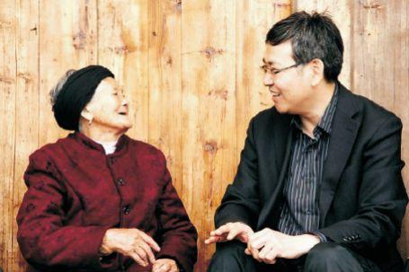 中宣部、中央文明办看望慰问全国道德模范罗长姐