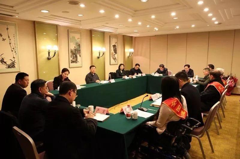 中宣部、中央文明办看望慰问全国道德模范罗长姐